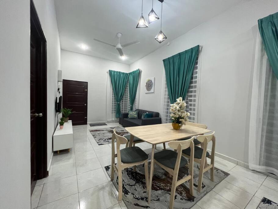 D'Sara Homestay Fully Furnished 3 Bedrooms All Aircond 2 Miles Centre Chukai Exterior foto