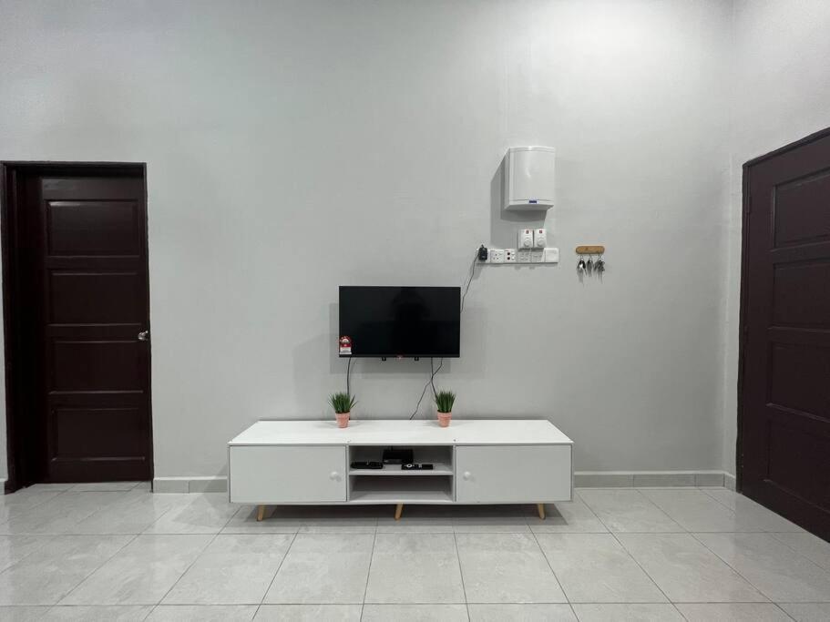 D'Sara Homestay Fully Furnished 3 Bedrooms All Aircond 2 Miles Centre Chukai Exterior foto